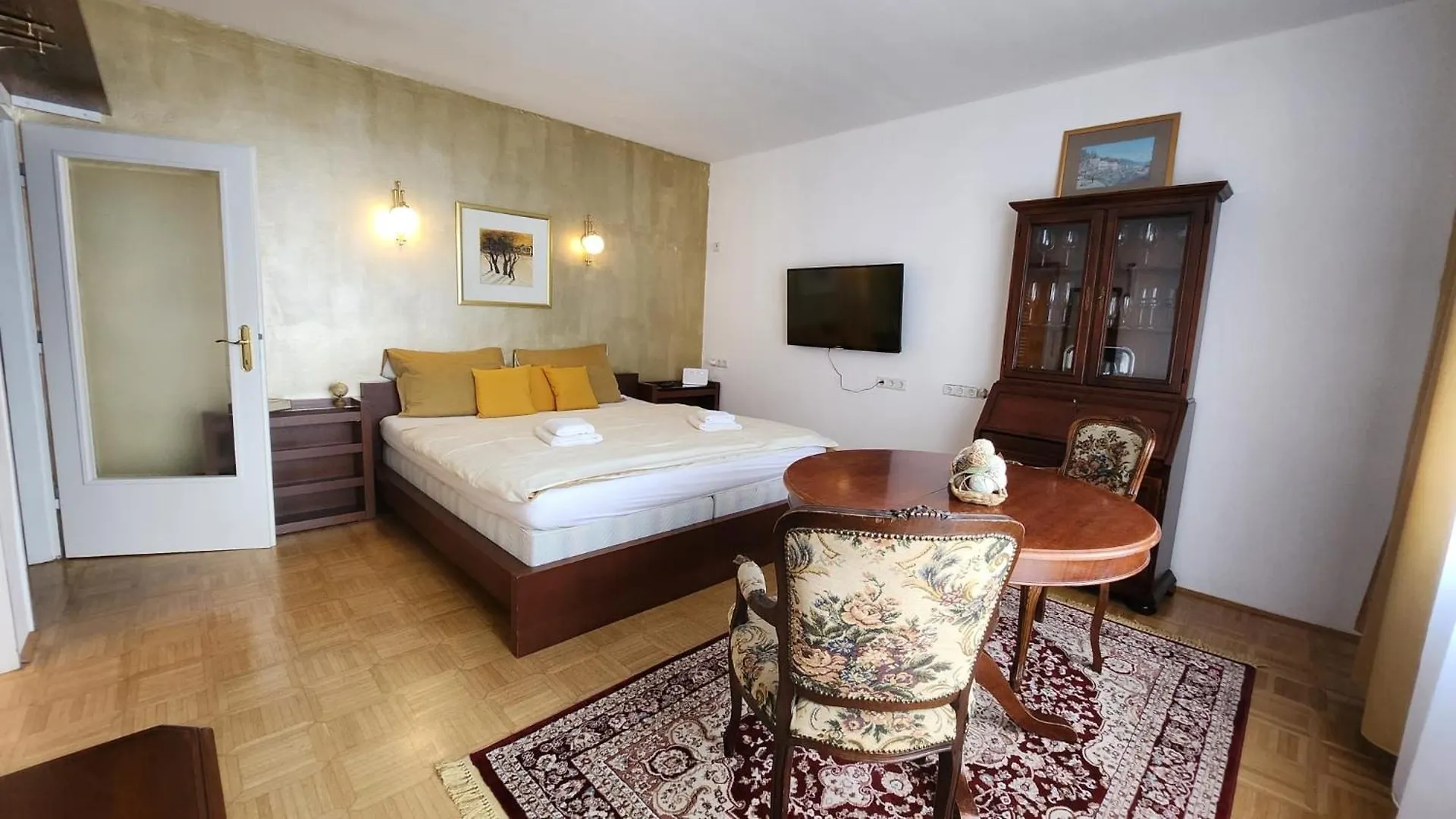 Innere Stadt Apartment contacts